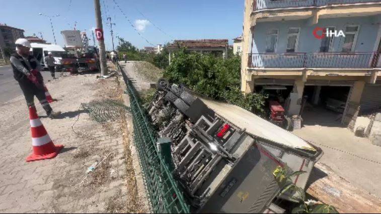 Kamyon evin bahçesine uçtu! Çok sayıda yaralı var 26